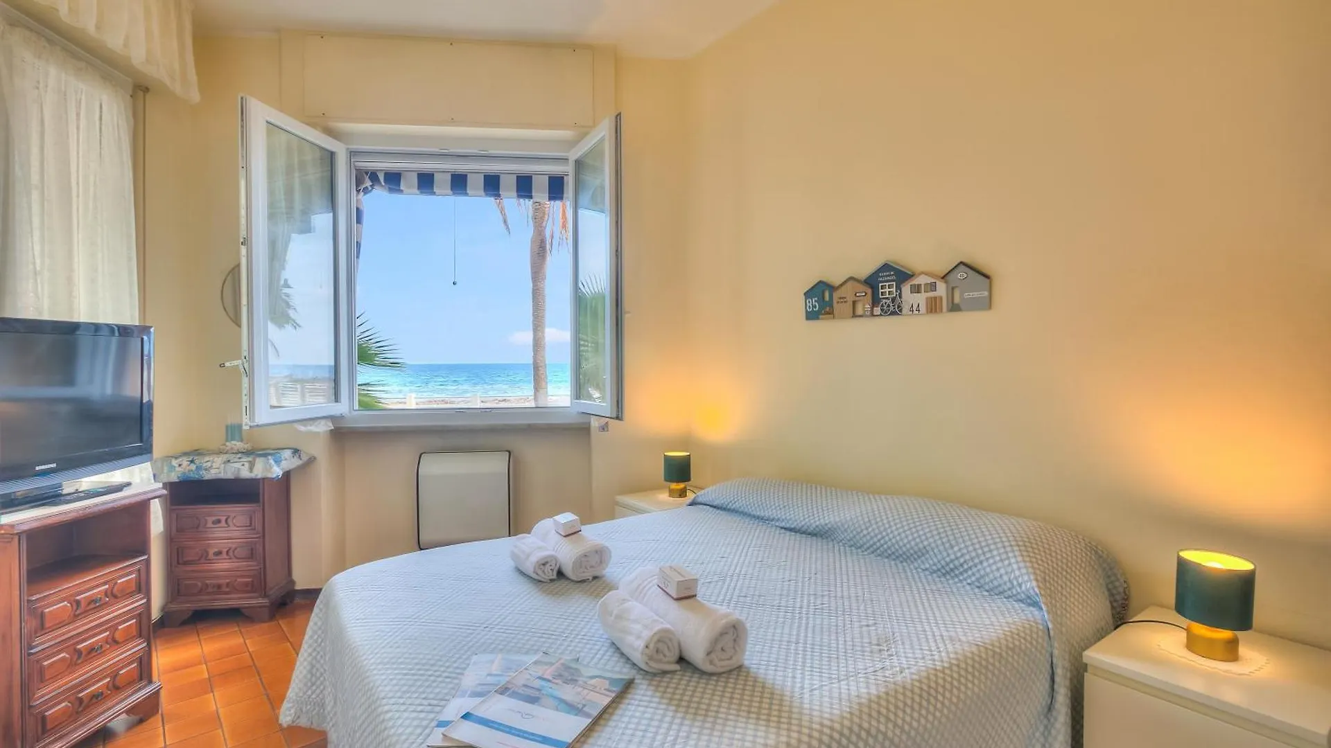 Mer Vivante - Front Beach - Happy Rentals Albenga 0*,  Italy