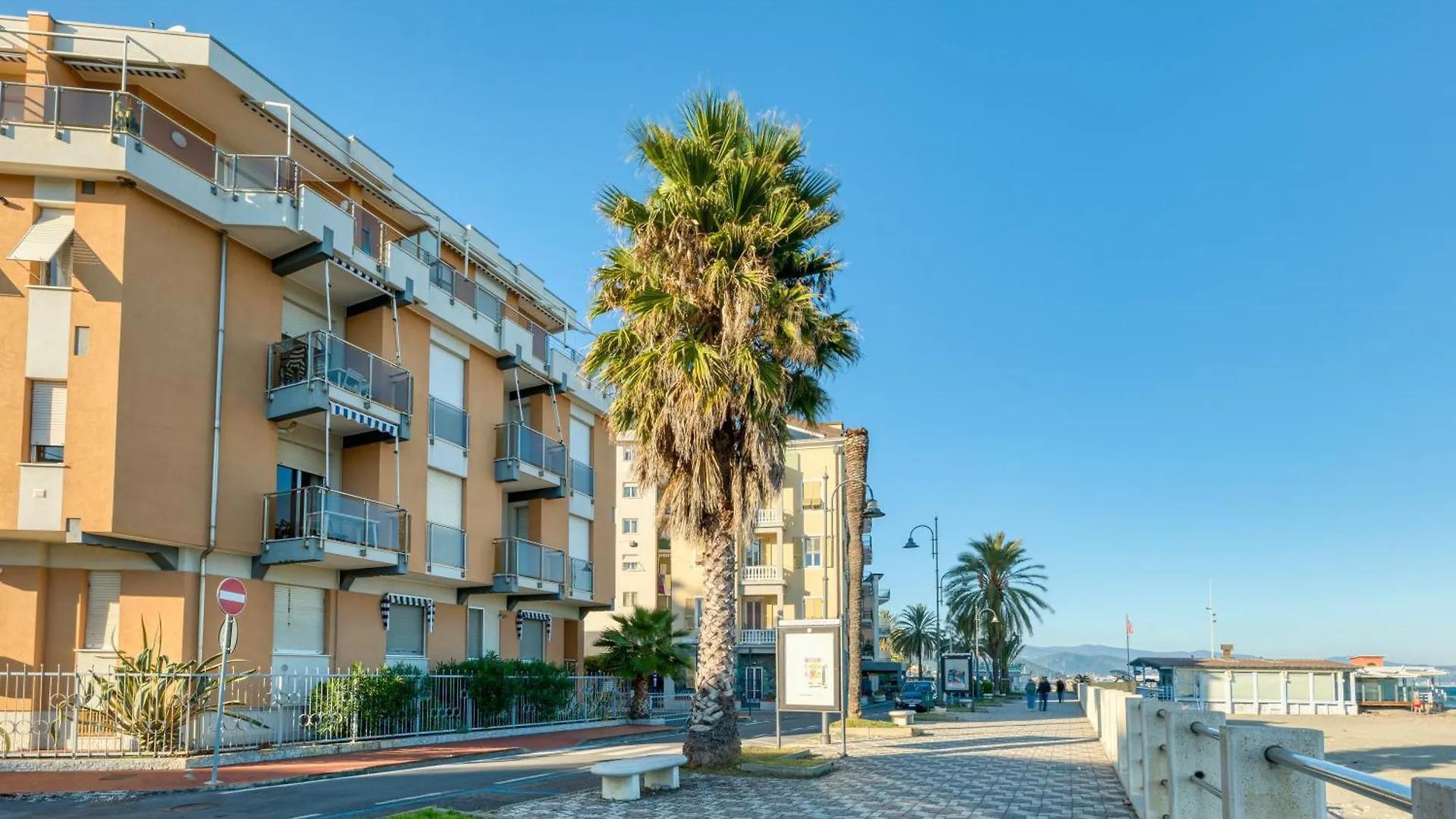 Mer Vivante - Front Beach - Happy Rentals Albenga Italy